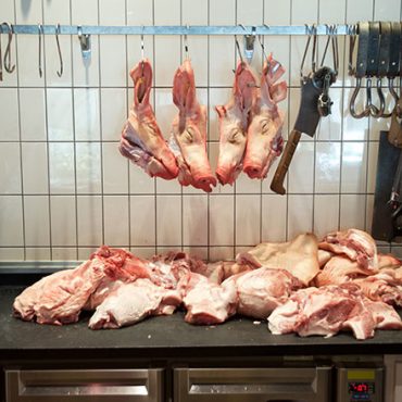 De echte slager verwerkt hele dieren